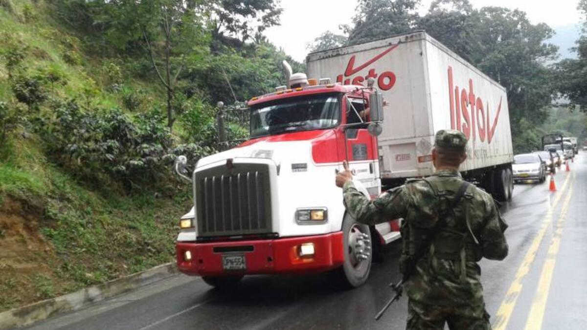 Vía la Línea entre Quindío y Tolima con patrullajes motorizados ejército