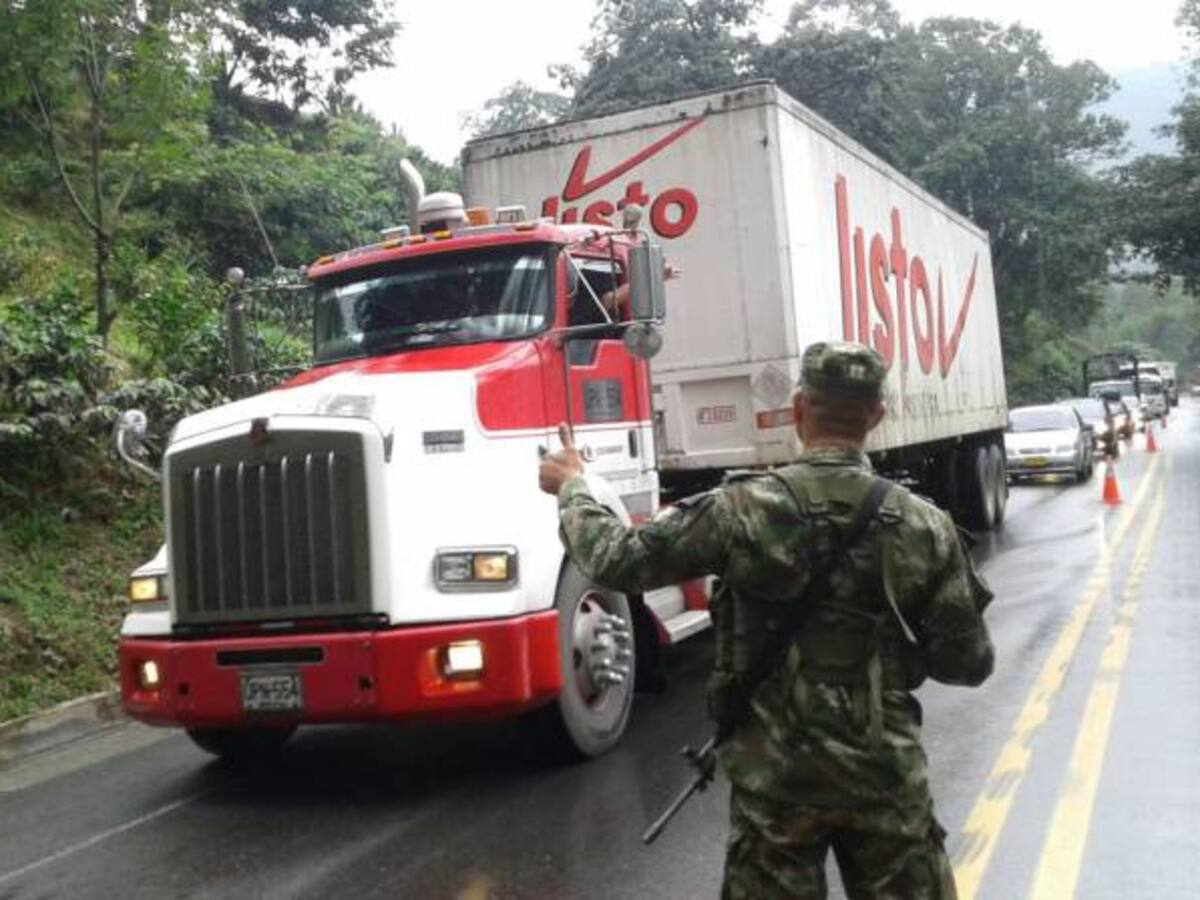 Vía la Línea entre Quindío y Tolima con patrullajes motorizados ejército