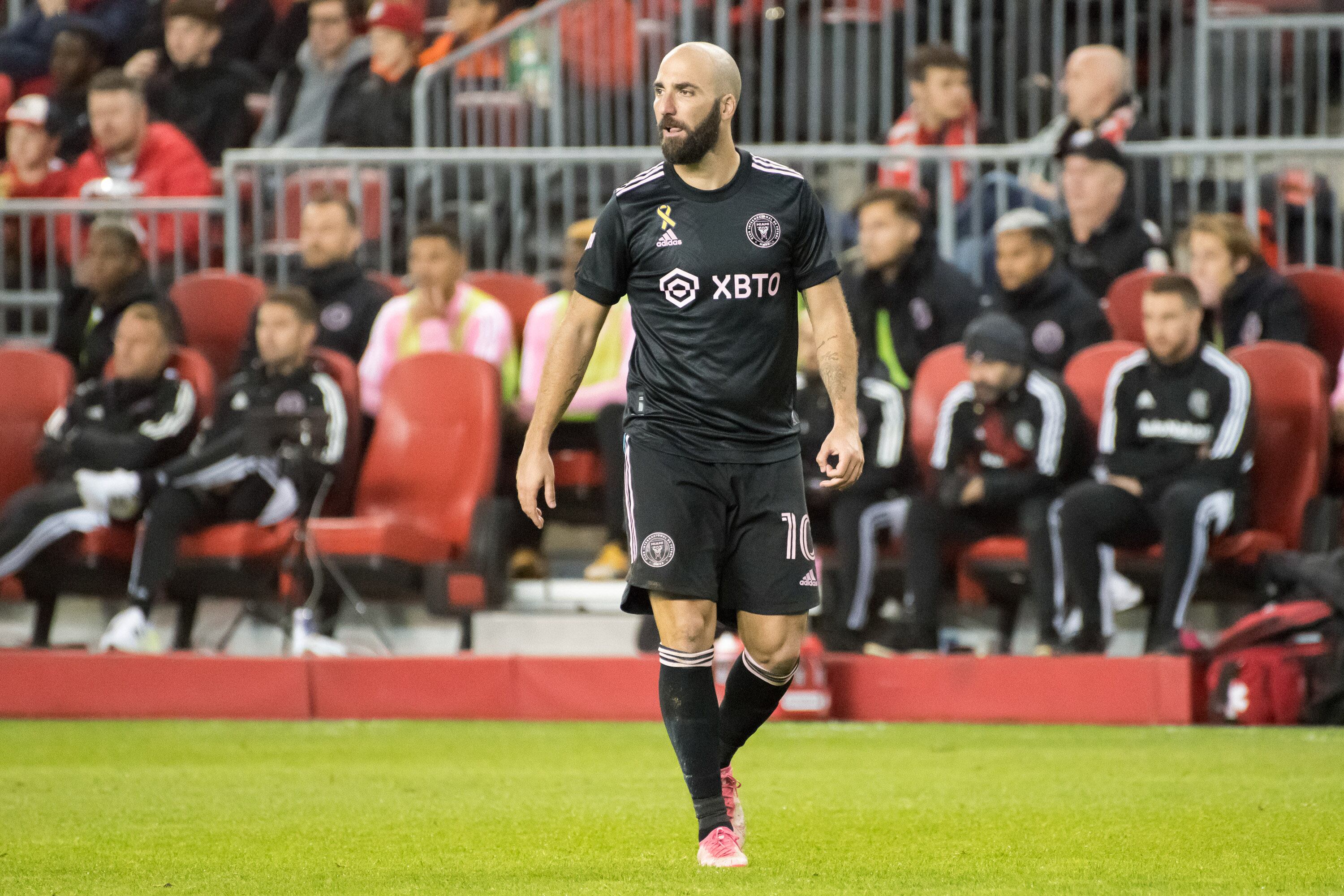 Gonzalo Higuaín anunciósu reitro del fútbol profesional.