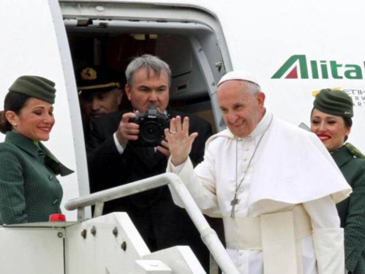 Papa Francisco casó a pareja de tripulantes de su vuelo a Iquique
