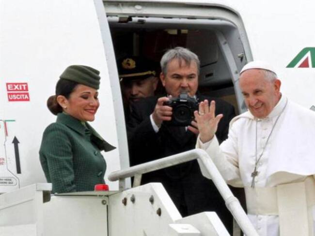 Papa Francisco casó a pareja de tripulantes de su vuelo a Iquique