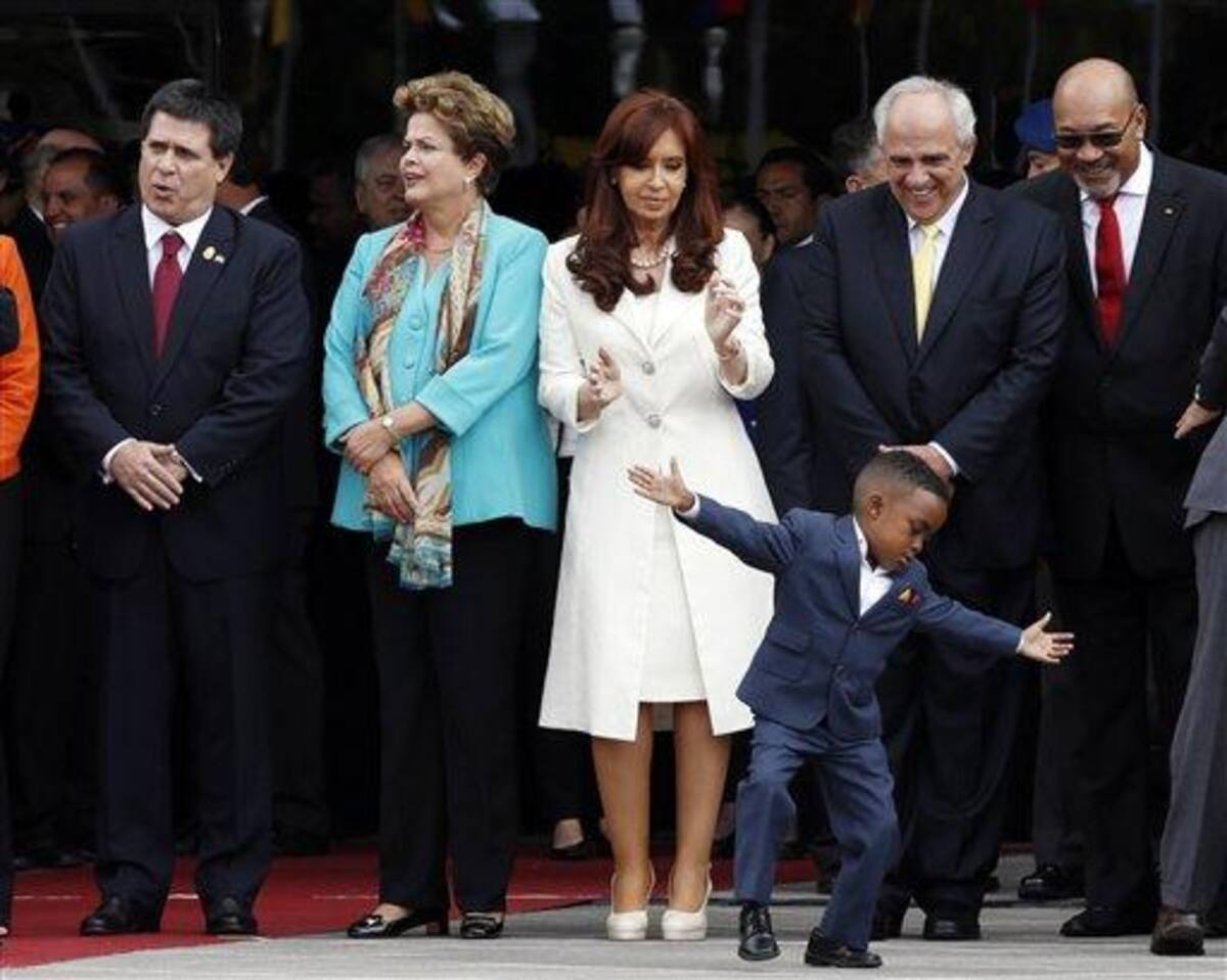 5 de diciembre 2014, Un joven se presenta en la inauguración del nuevo edificio de la sede de Unasur.
