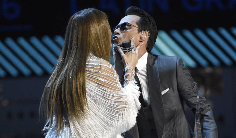 Jennifer López y Marc Anthony se besaron en los Grammy Latinos 2016.