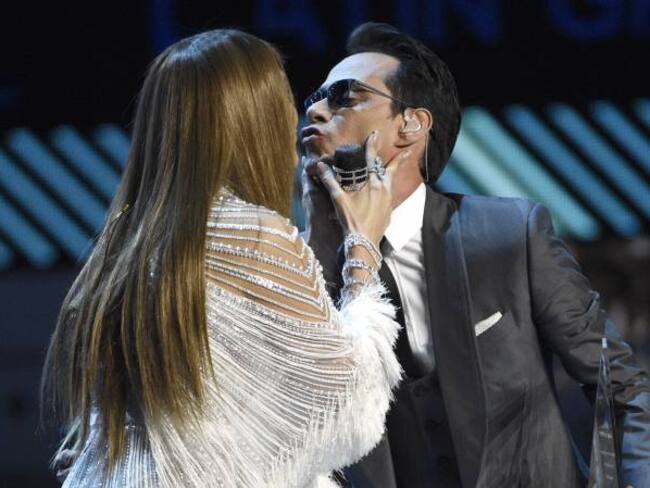 Jennifer López y Marc Anthony se besaron en los Grammy Latinos 2016.