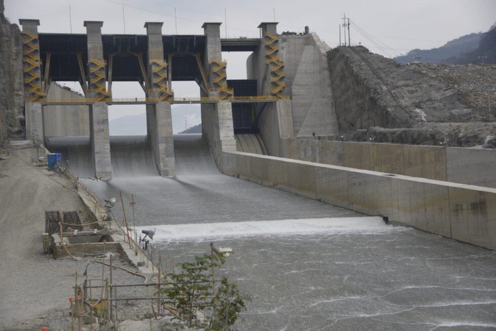 Así funciona hoy el vertedero de Hidroituango. Las operaciones sostenidas de evacuación del embalse se iniciaron el viernes en la noche y prosiguen sin problemas, dice EPM.