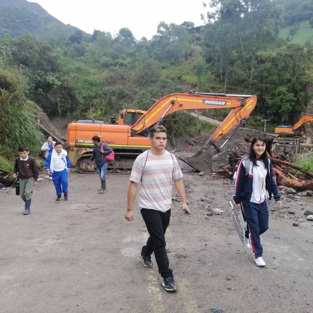 Hasta las clases se afectaron por caída de puente en Santander