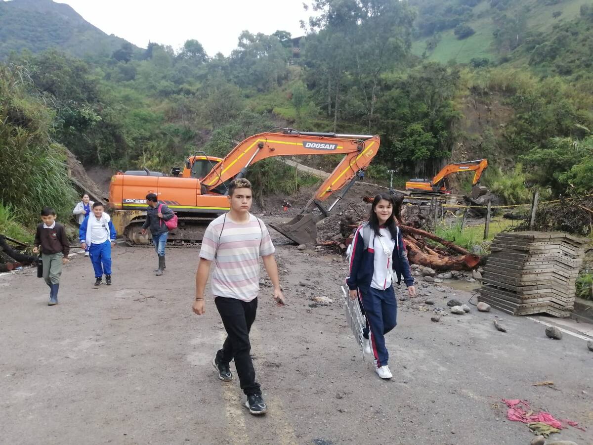 Hasta las clases se afectaron por caída de puente en Santander
