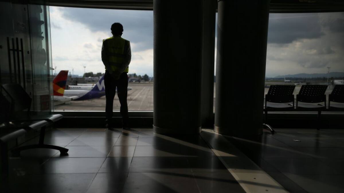 Colombianos atrapados en el extranjero esperan apertura de vuelos internacionales