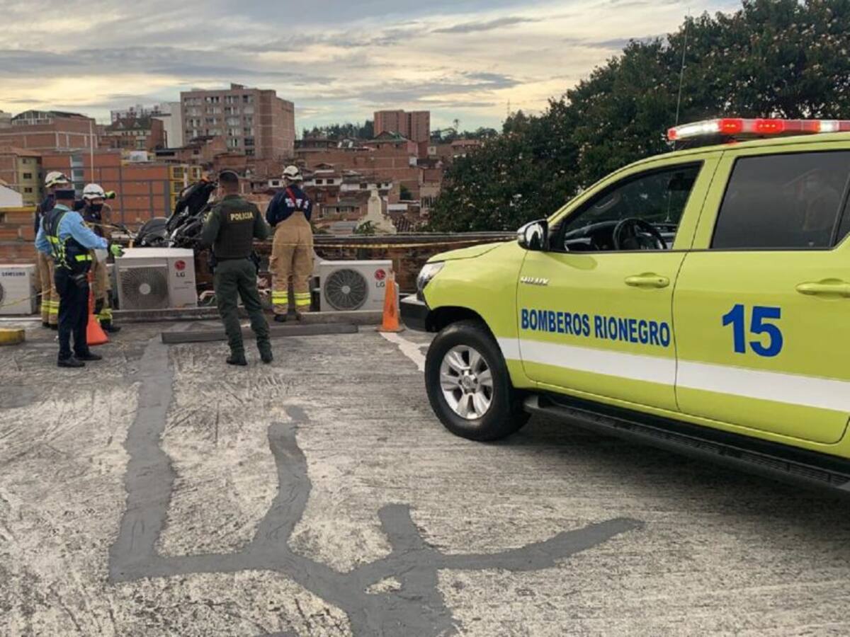 Un hombre muere al caer de quinto piso en centro comercial