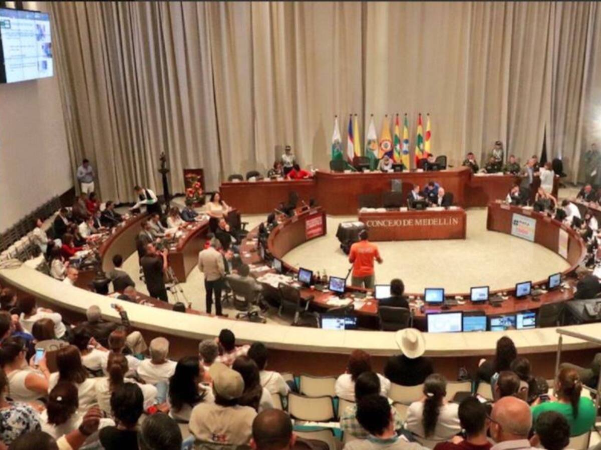 Porque tienen dudas, concejales aplazan el debate sobre venta de acciones en Une