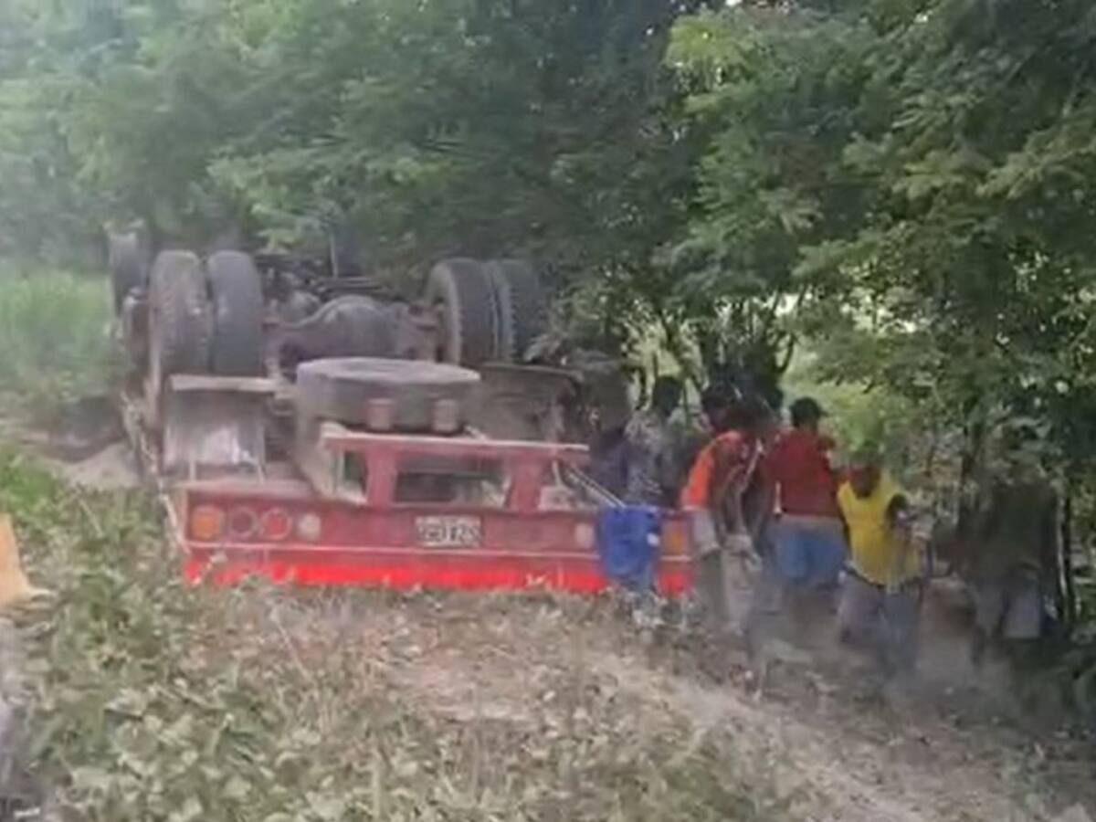 Bomberos rescató a conductor de camión tras volcamiento en La Cordialidad