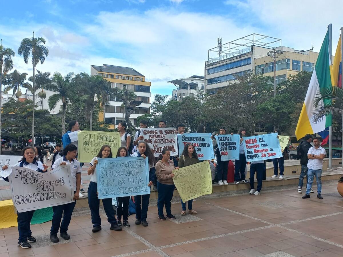 En Quindío protestaron por la falta de personal en colegios de dos municipios