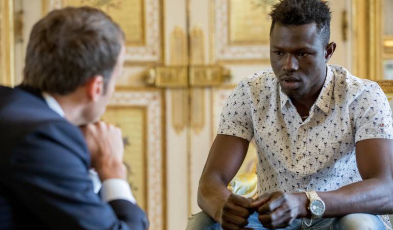 Presidente de Francia, Emmanuel Macron y el emigrante francés Mamoudou Gassama. 