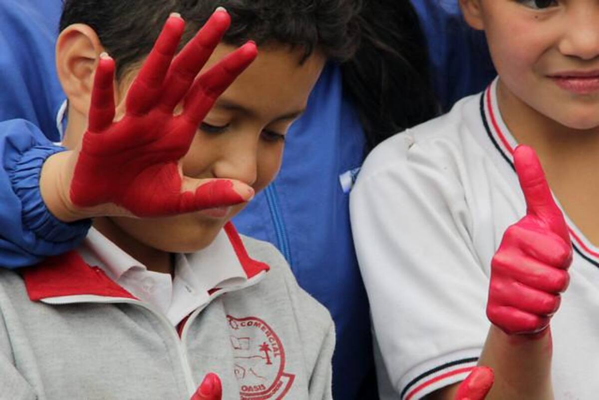 Niños de colegios distritáles, realizaron un acto simbólico para protestar por la muerte de los niños en Caquetá y el caso del menor de la Vega Cundinamarca.
