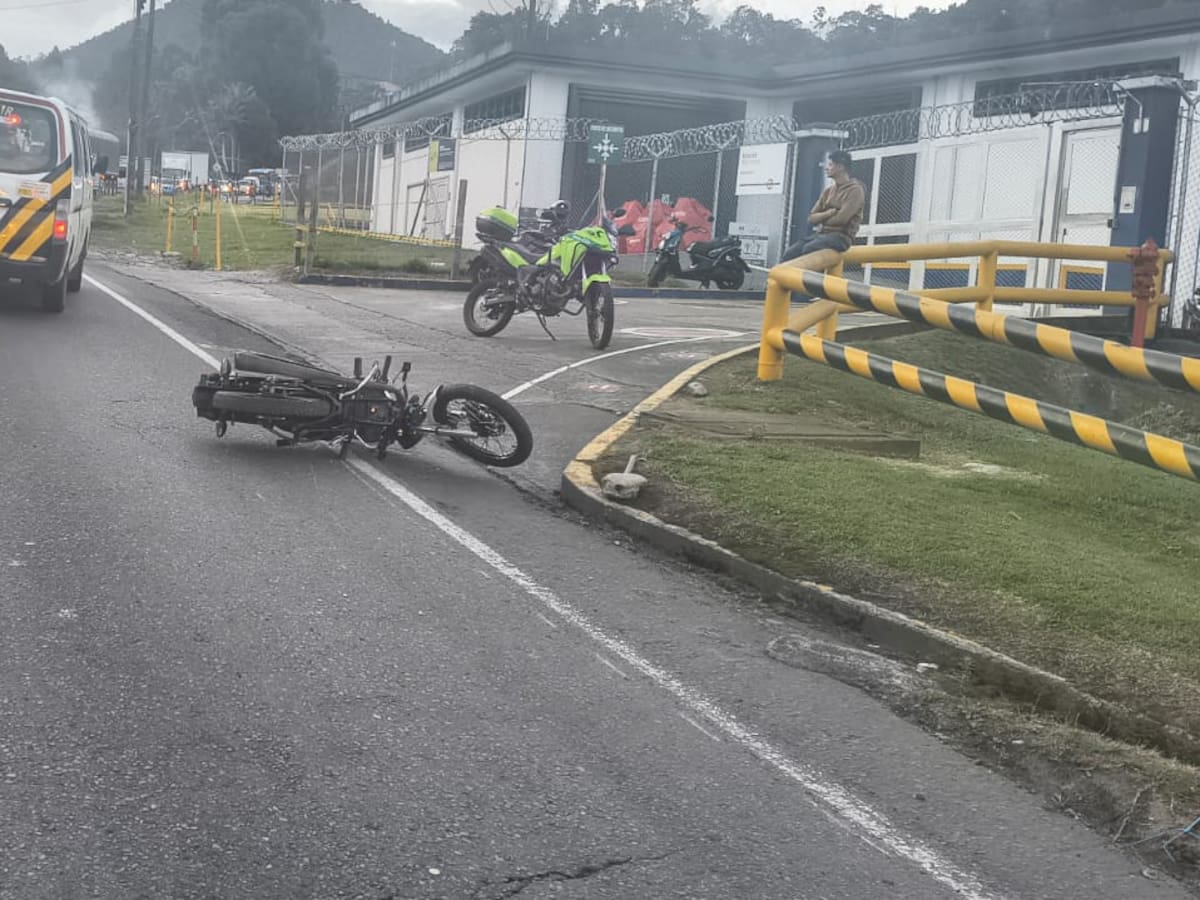La vía Manizales - Bogotá está con paso restringido por choque de dos vehículos, hay un fallecido