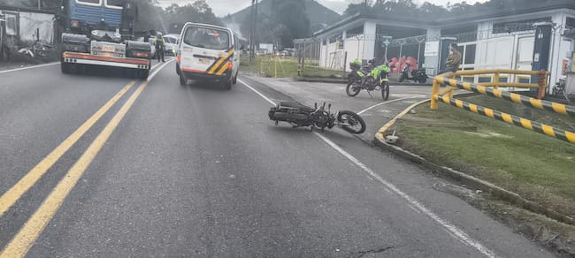 Choque entre un tractocamión y una motocicleta en la zona industrial en Manizales. Foto suministrada.
