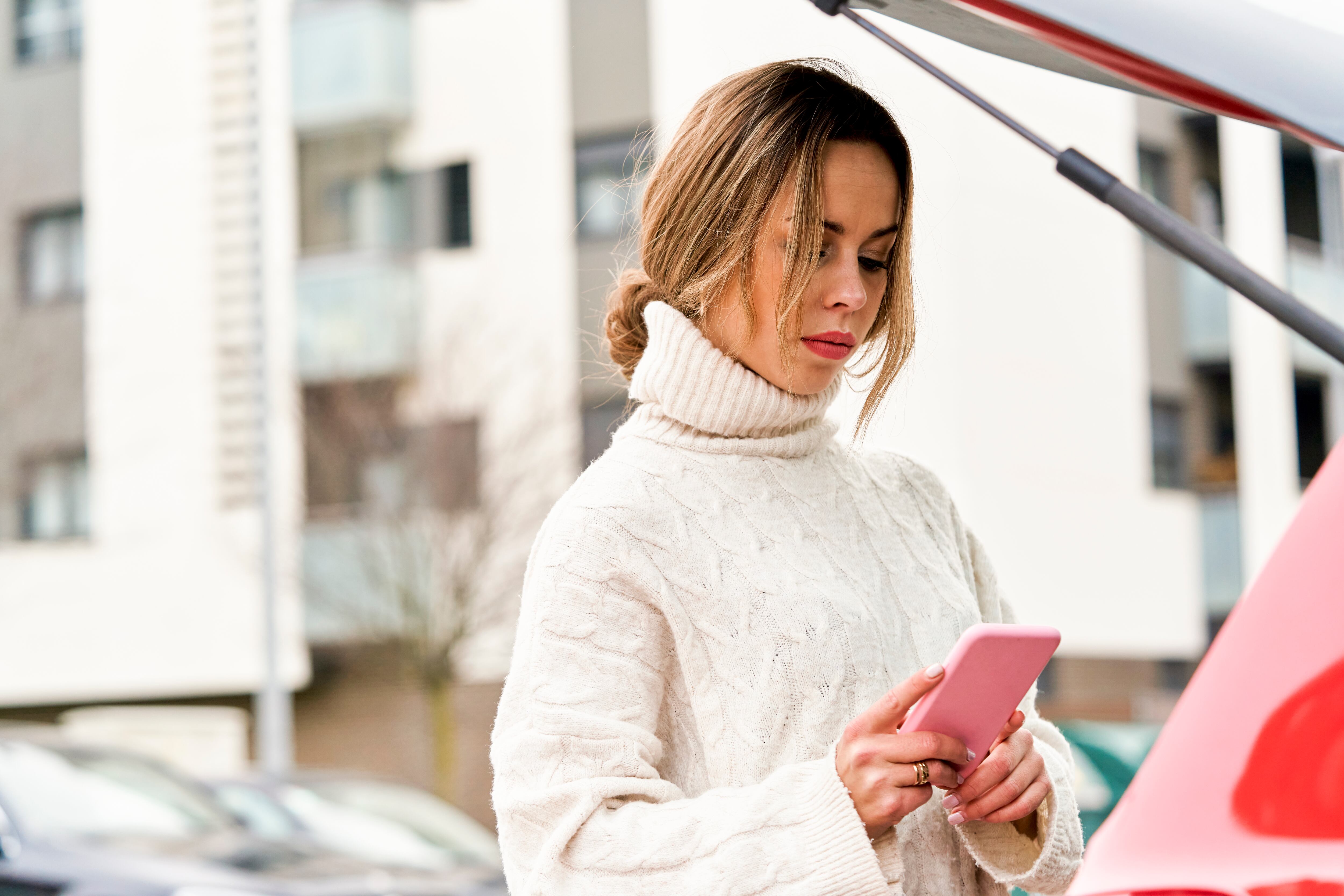 Mujer hablando por Whatsapp, imagen de referencia (Getty Images).