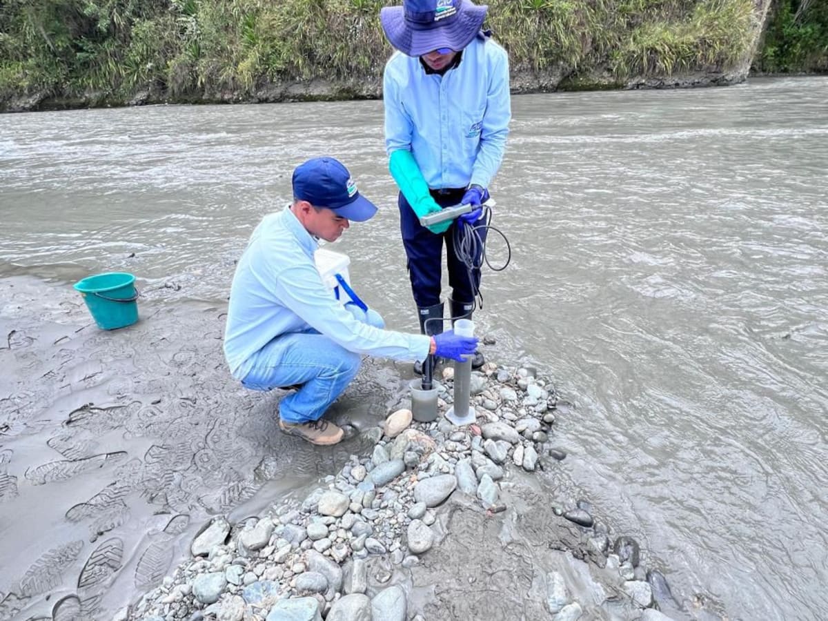 CVC investiga cambio de color del río Bugalagrande y descarta que sea a causa de minería ilegal