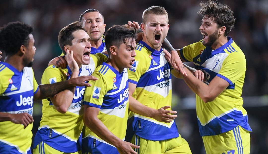 Los jugadores de la Juventus festejan uno de los tres goles marcados en campo del Spezia.