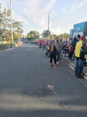 Filas en el hospital del sur para vacunación COVID-19 en Armenia