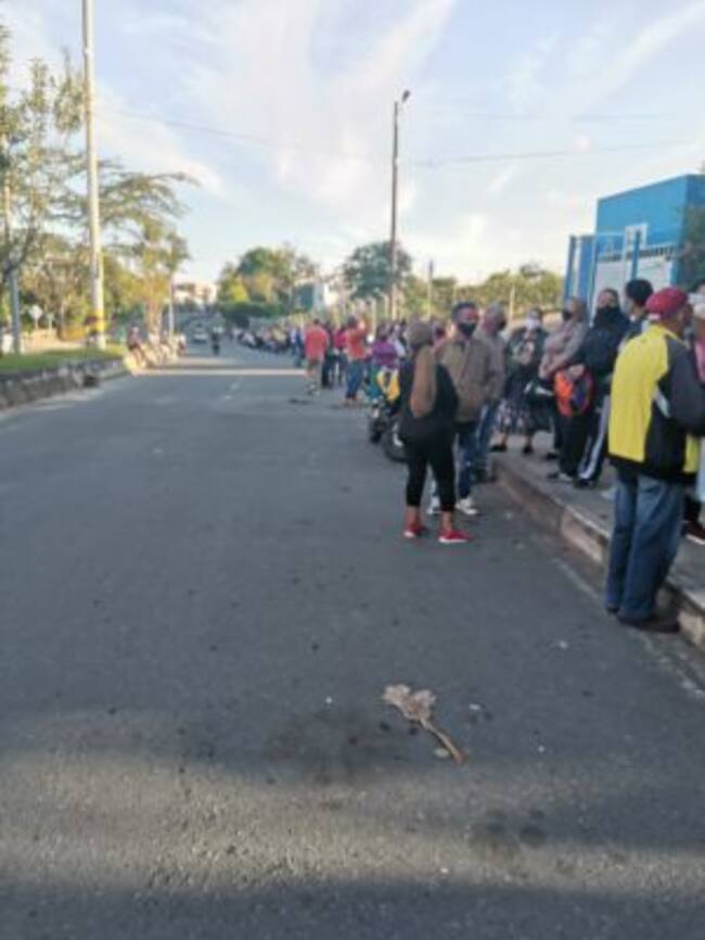 Filas en el hospital del sur para vacunación COVID-19 en Armenia