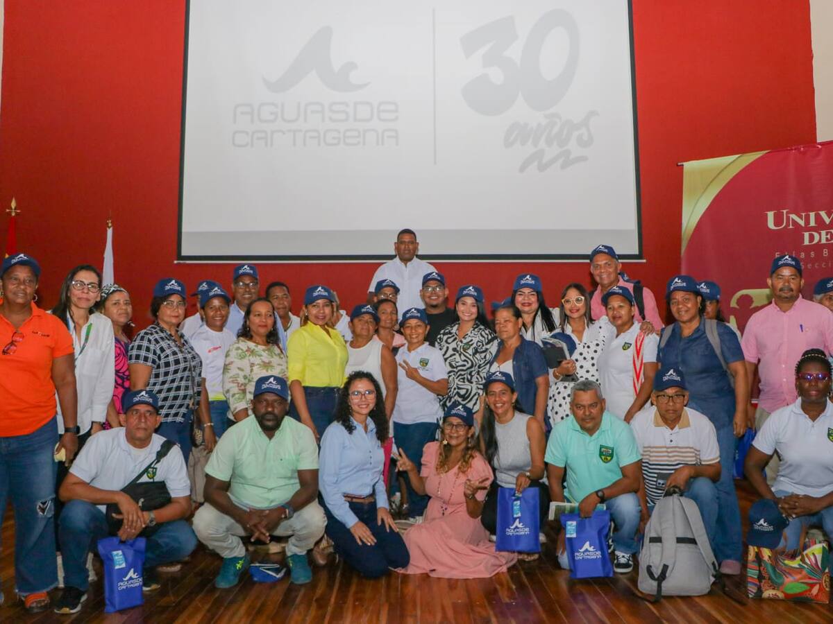 Aguas de Cartagena impulsa la formación académica de 33 líderes localidad 3