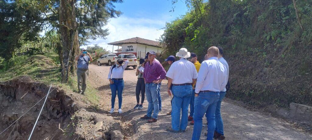 Reconocimiento de la vía a pavimentar por parte del Secretario de Infraestructura, contratista e interventoría. Foto: Secretaría de Infraestructura de Caldas.