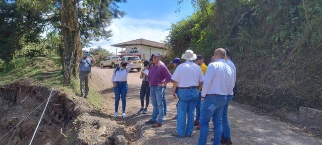 Reconocimiento de la vía a pavimentar por parte del Secretario de Infraestructura, contratista e interventoría. Foto: Secretaría de Infraestructura de Caldas.