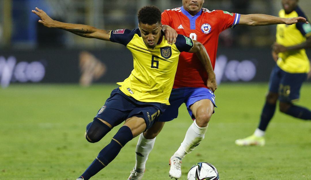Byron Castillo en un partido contra Chile por las Eliminatorias al Mundial