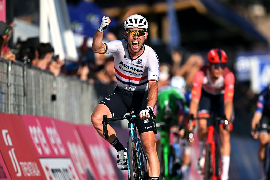 Mark Cavendish consuqita la etapa final del Giro de Italia (Photo by Stuart Franklin/Getty Images,)