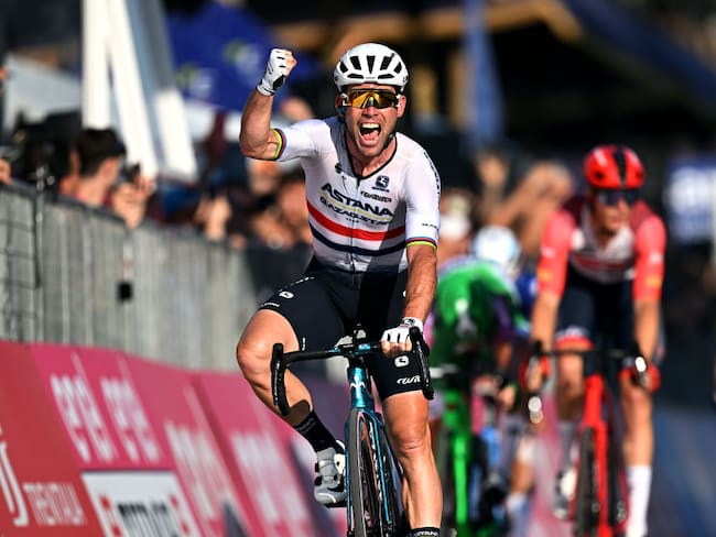 Mark Cavendish consuqita la etapa final del Giro de Italia (Photo by Stuart Franklin/Getty Images,)