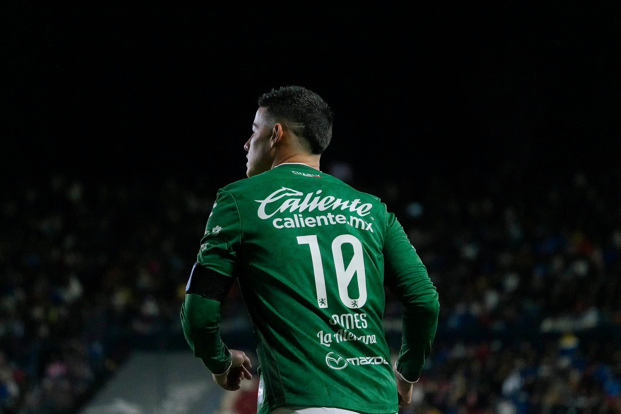 James Rodríguez durante su actuación ante Atlético San Luis / Twitter: @clubleonfc