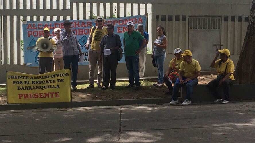 Se desarrolla, a puerta cerrada, la reunión de accionistas de la empresa. Foto: Silvana Salas (W Radio)