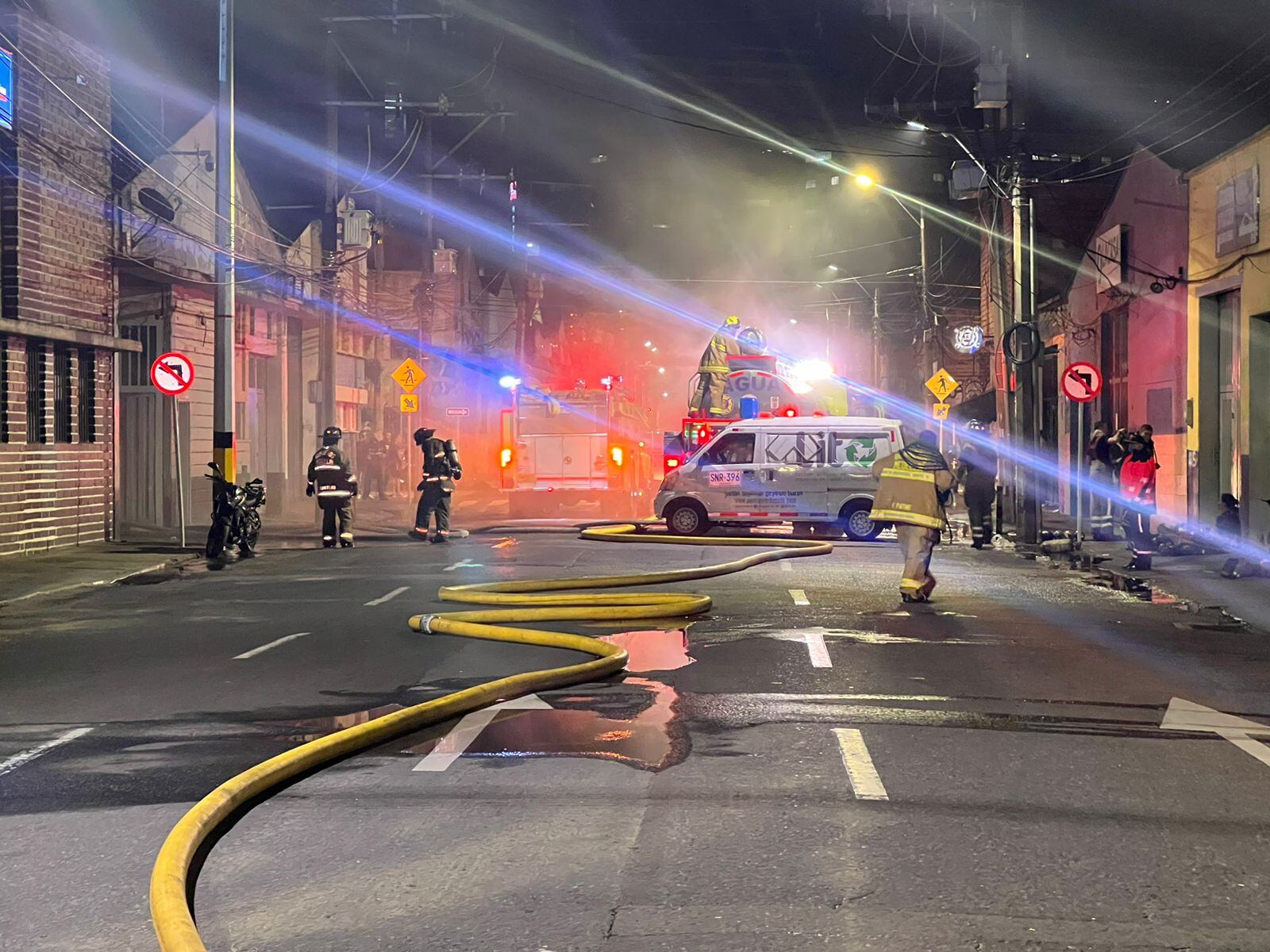 Gigantesco incendio en bodega de reciclaje en Medellín. Foto: cortesía Alcaldía de Medellín.