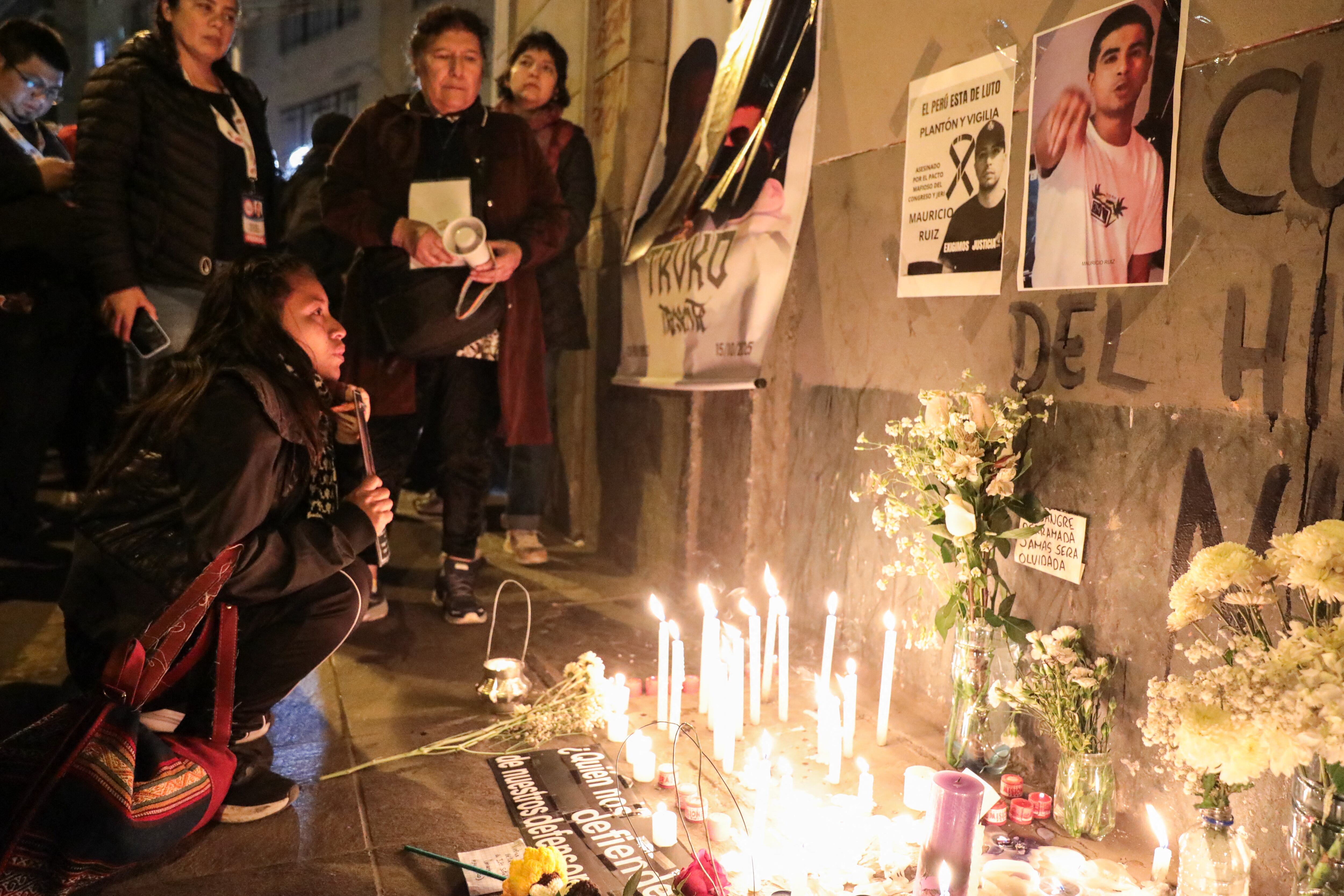 People attend a vigil for the death of demonstrator Eduardo Ruiz, during a protest against Peru's interim President Jose Jeri, in Lima on October 16, 2025. Ruiz, killed during major anti-government protests in Lima on Wednesday was shot dead by police, the country's police chief told reporters on Thursday. (Photo by CONNIE FRANCE / AFP)