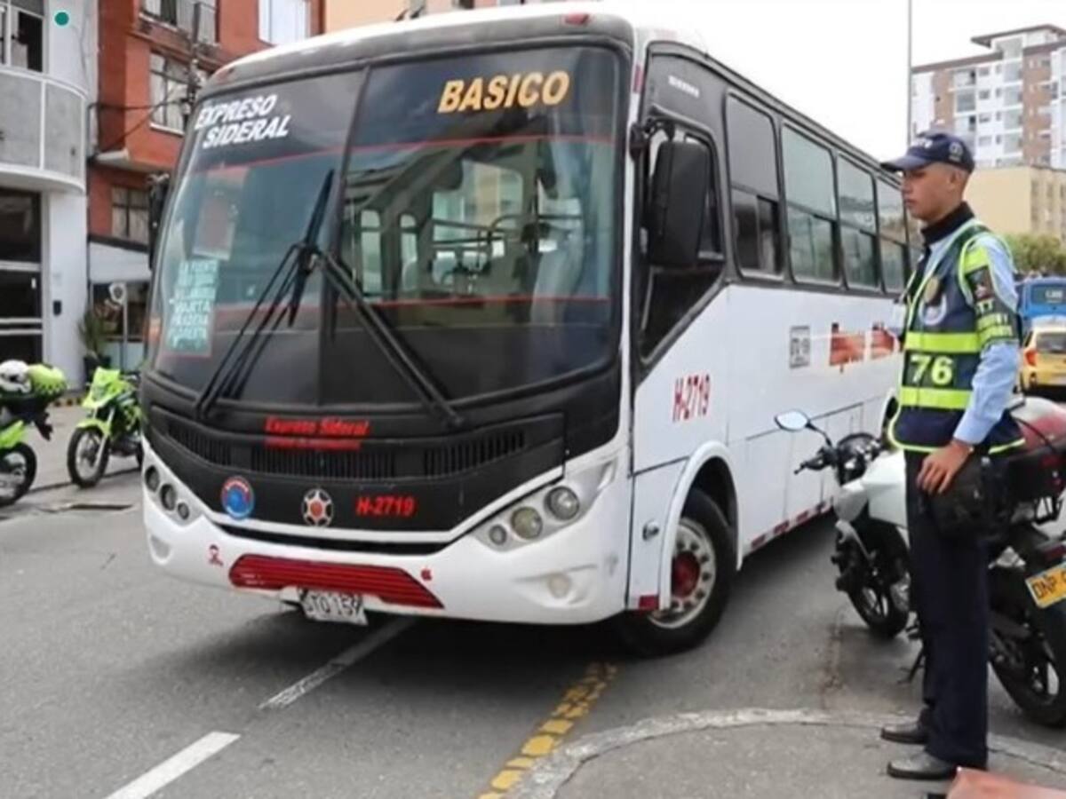 Detienen a conductor en Manizales al parecer por haber agredido a agentes de tránsito