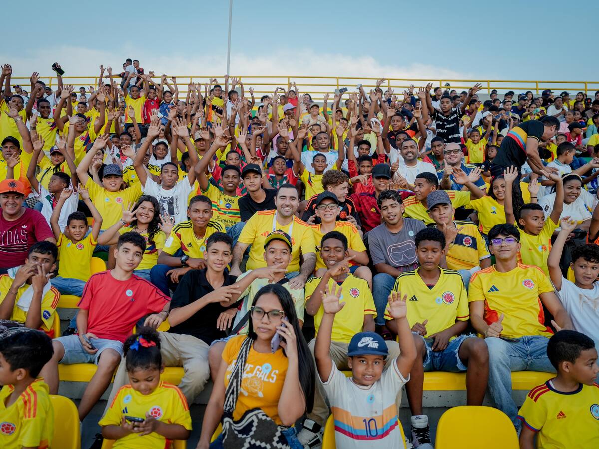 Gobernador Yamil Arana se llevó a 1.000 jóvenes al partido de la Selección Colombia Sub-17