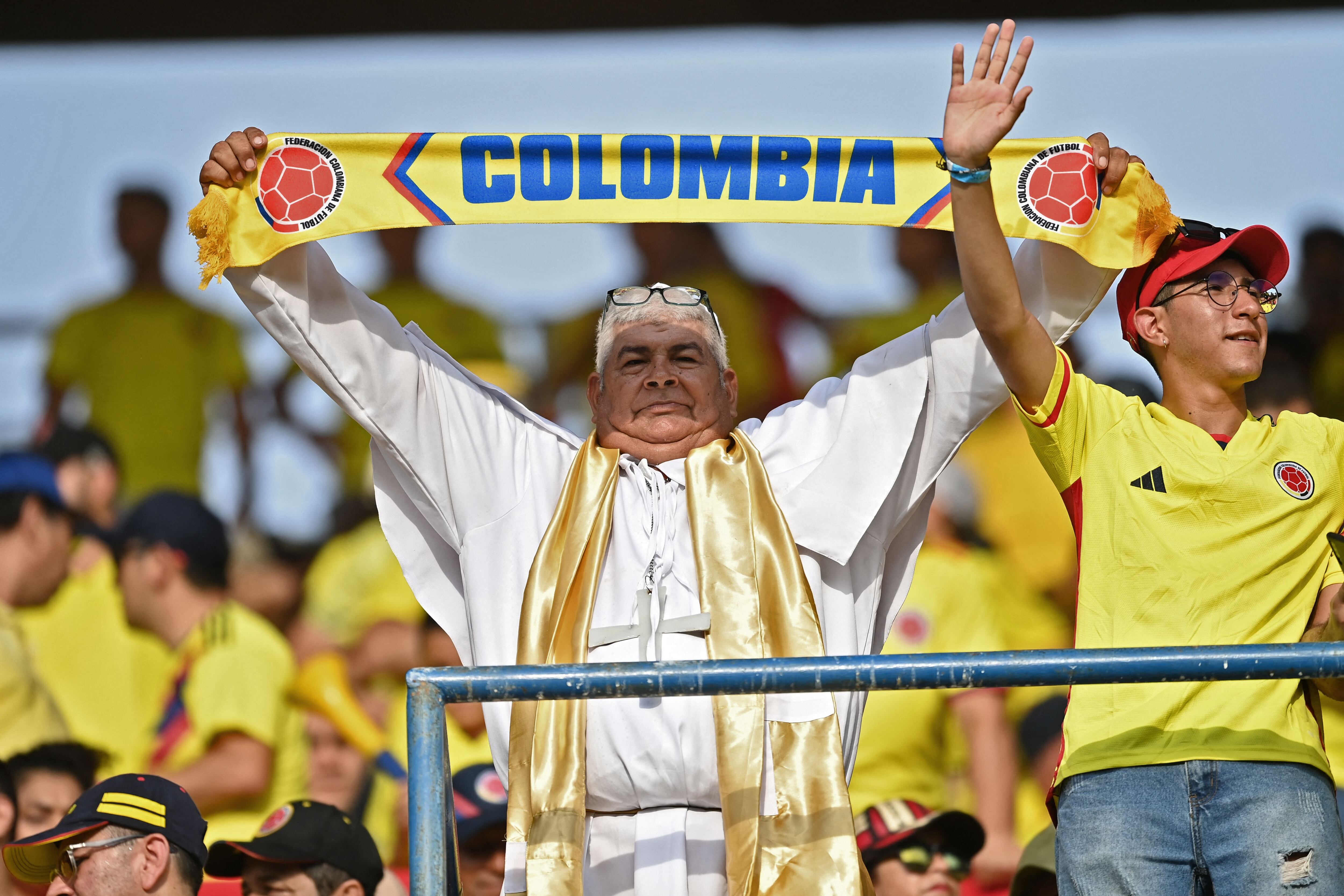 Fanáticos colombianos esperan el inicio del partido de fútbol de las eliminatorias sudamericanas para la Copa Mundial de la FIFA 2026. (Foto de JUAN BARRETO/AFP vía Getty Images)