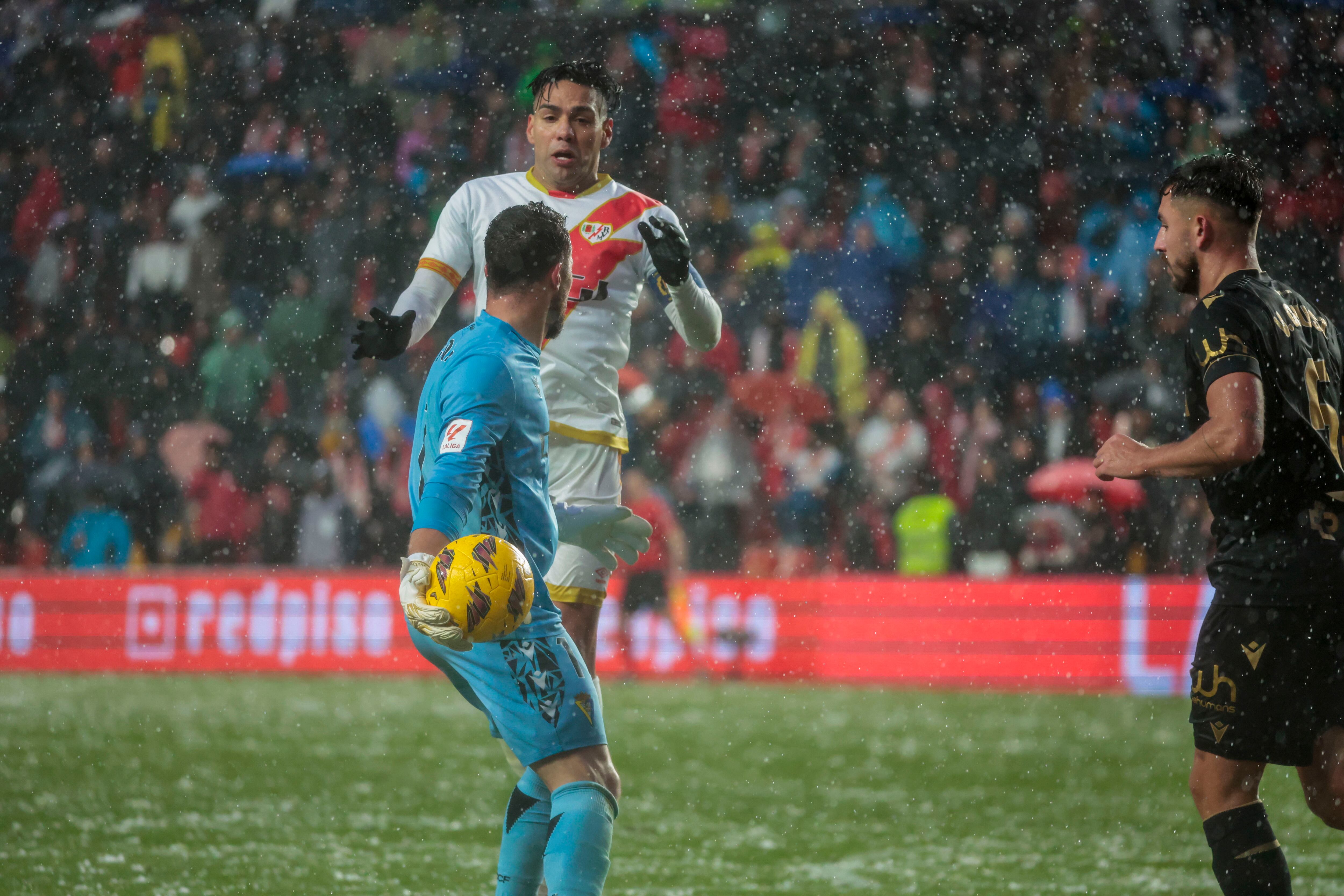 MADRID, 02/03/2024.- El portero del Cádiz Jeremías Ledesma intenta sacar el balón ante el delantero del Rayo Radamel Falcao (detrás) durante el partido de LaLiga EA Sports de la jornada 27 entre Rayo Vallecano y Cádiz CF, este sábado en el estadio de Vallecas. EFE/ Zipi Aragón
