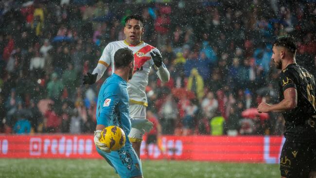 MADRID, 02/03/2024.- El portero del Cádiz Jeremías Ledesma intenta sacar el balón ante el delantero del Rayo Radamel Falcao (detrás) durante el partido de LaLiga EA Sports de la jornada 27 entre Rayo Vallecano y Cádiz CF, este sábado en el estadio de Vallecas. EFE/ Zipi Aragón