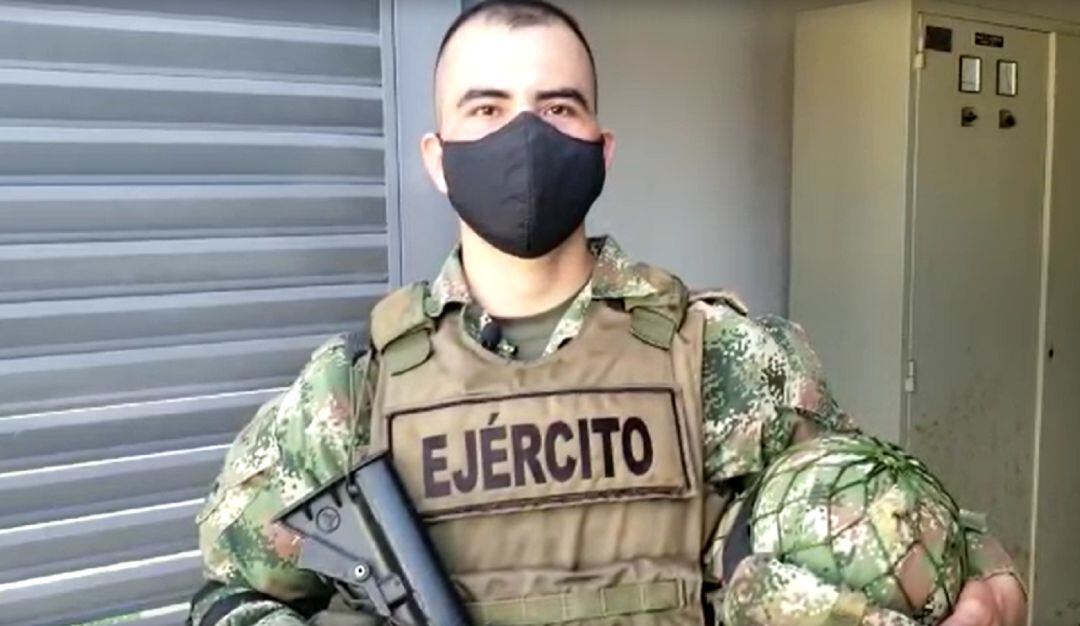 El soldado Guapacho se arrodilló tras el impacto de bala en su casco, del que salía humo. 