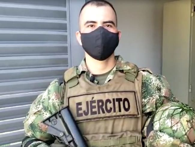 El soldado Guapacho se arrodilló tras el impacto de bala en su casco, del que salía humo. 