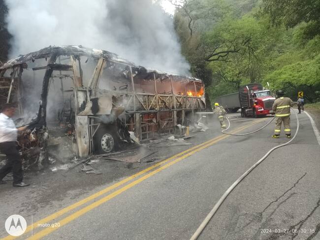 Se incendió un bus en la vía Bucaramanga - San Gil. Foto: Suministrada