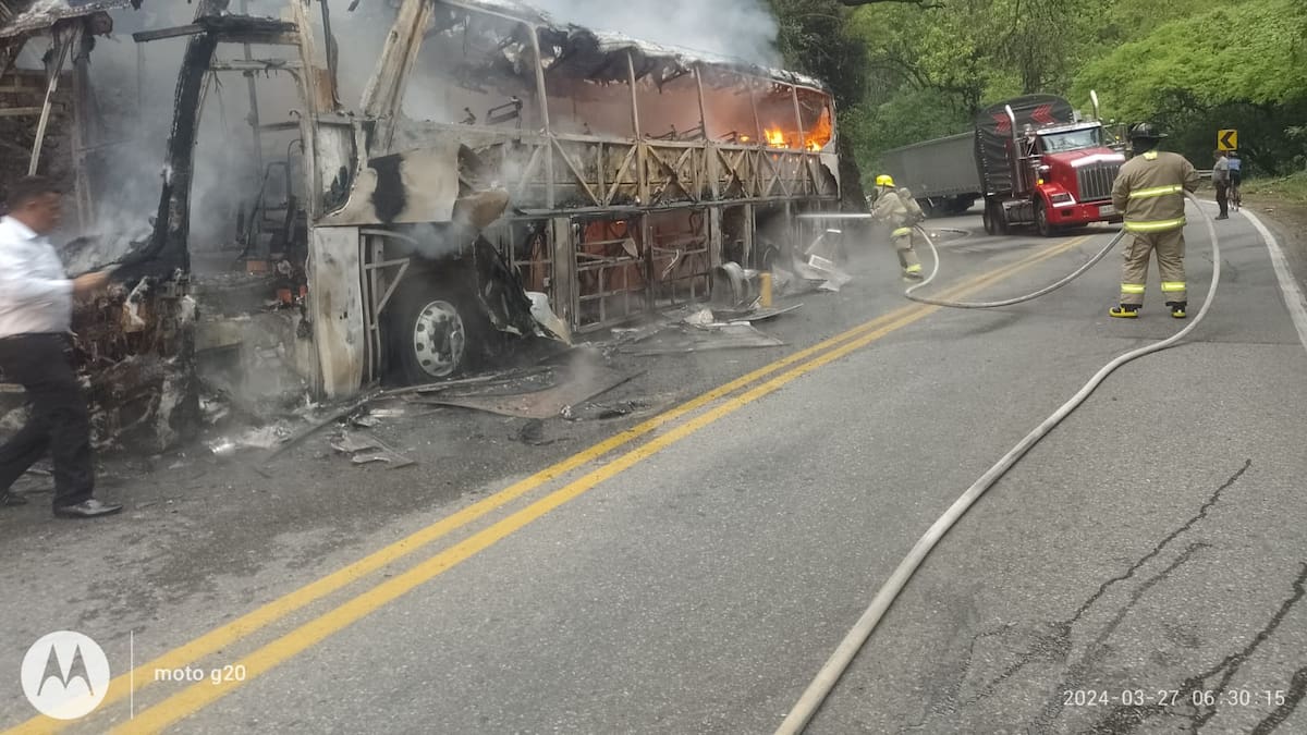 Se incendió un bus en la vía Bucaramanga - San Gil