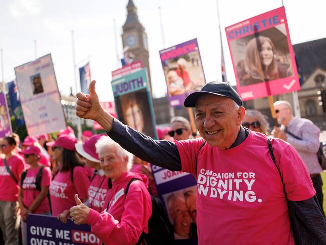 FOTODELDIA LONDRES (Reino Unido), 13/06/2025.- Defensores de la eutanasia sostienen pancartas durante las protestas a favor del proyecto de ley sobre la eutanasia, en Parliament Square, Londres, Gran Bretaña, este 13 de junio de 2025 en el que los diputados británicos debaten y votan en la Cámara de los Comunes las enmiendas al proyecto de ley sobre la muerte asistida, que otorgaría a algunos adultos con enfermedades terminales el derecho a poner fin a sus vidas. EFE/TOLGA AKMEN