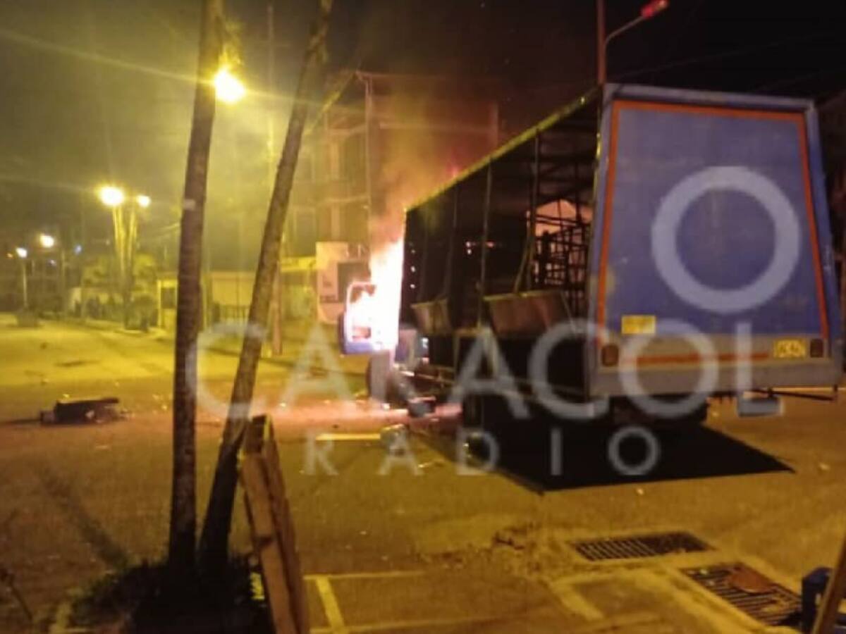 Saquean e incineran vehículo tras disturbios en Ibagué