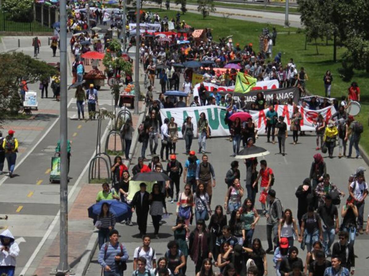 Más de 350.000 profesores y estudiantes marcharon en defensa de educación