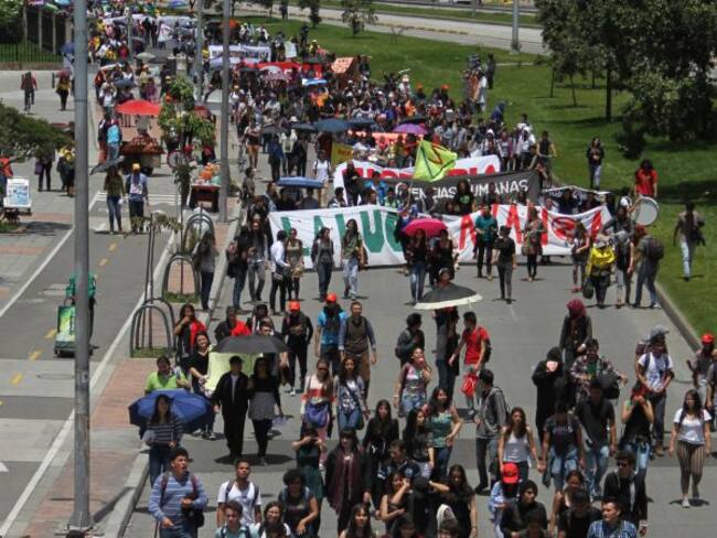 Más de 350.000 profesores y estudiantes marcharon en defensa de educación
