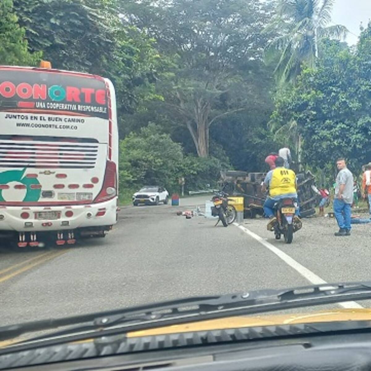 El camión del PAE de Tarazá se chocó con otro carro, cuatro personas quedaron lesionadas