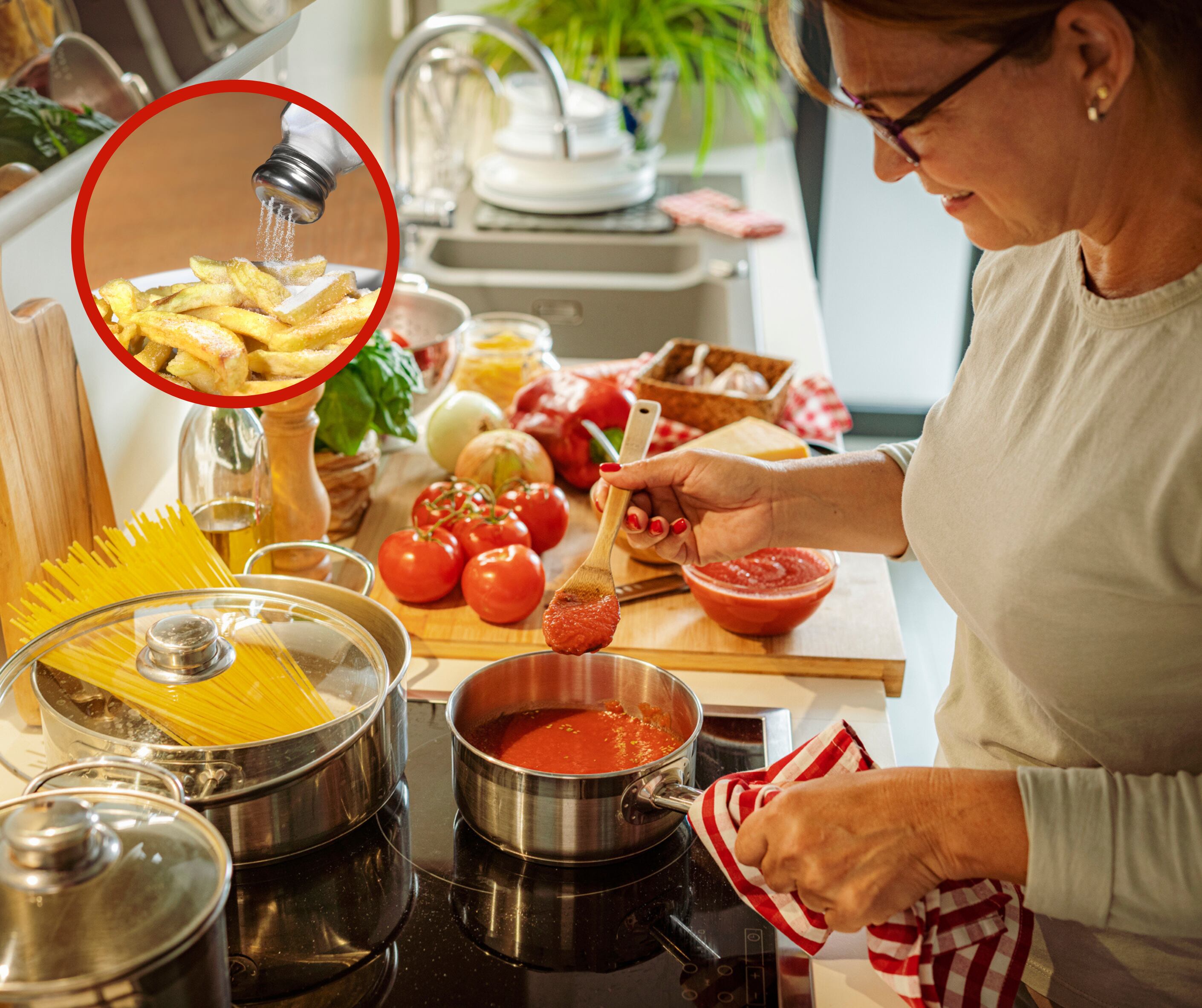 Mujer preparando pasta junto unas papas a la francesa muy saladas (Fotos vía Getty Images)